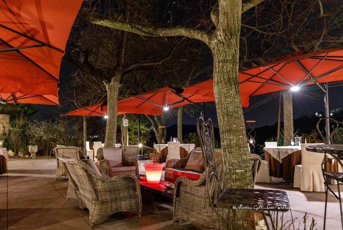 Terrazza del Tavern di sera con vista sui Colli Euganei