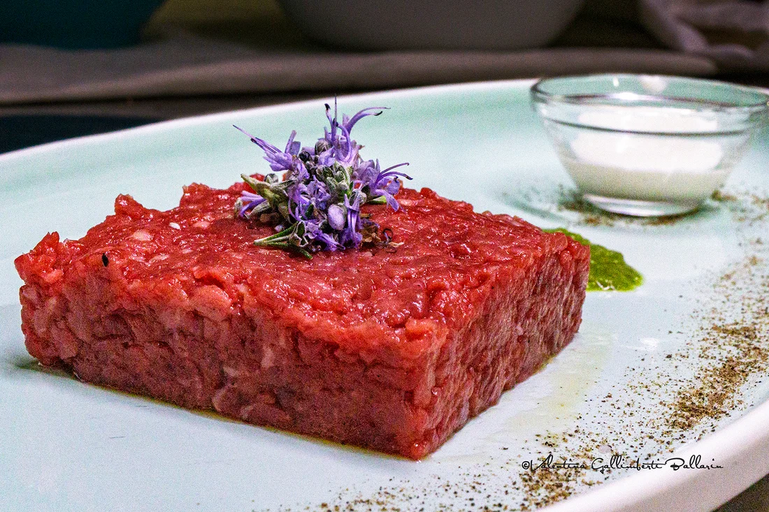 Tartare di manzo con erbe dell'orto