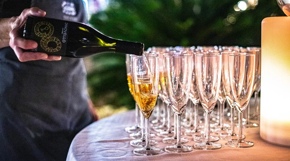 Brindisi con prosecco in giardino
