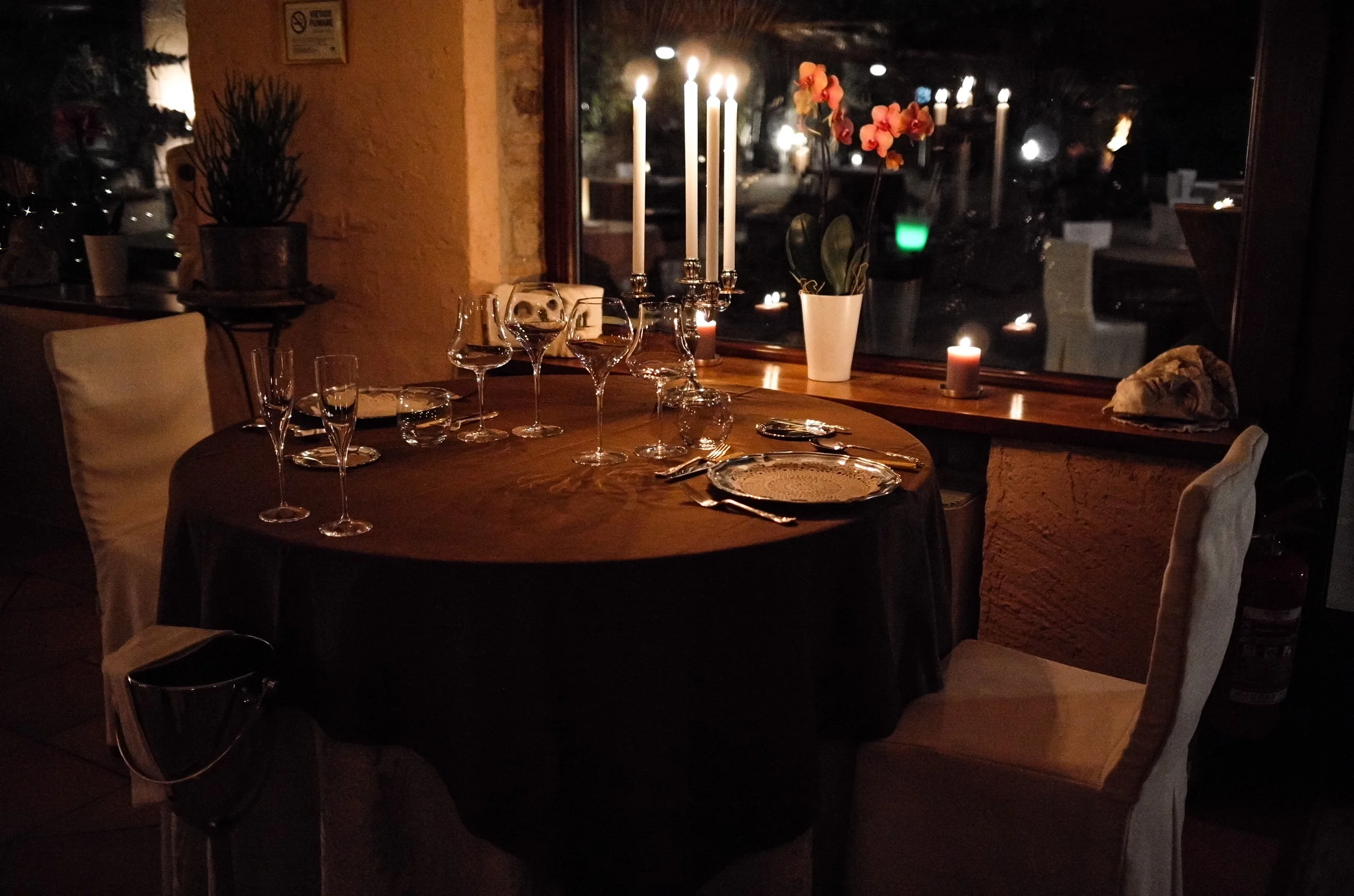 Tavolo apparecchiato con candelabro in argento e calici